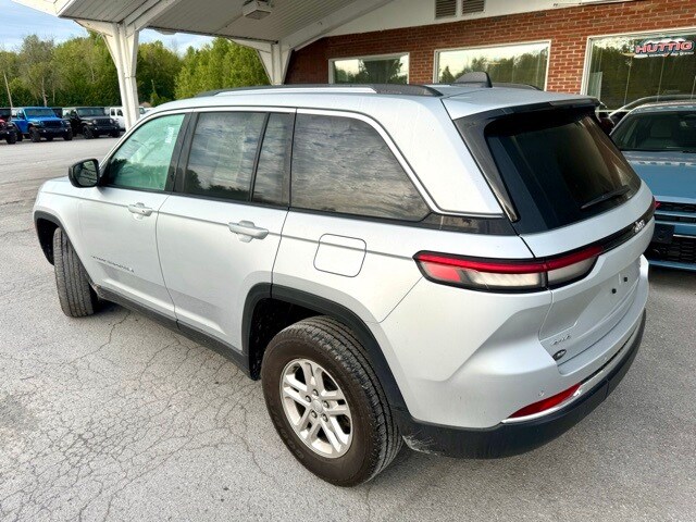 2022 Jeep Grand Cherokee Laredo photo 2