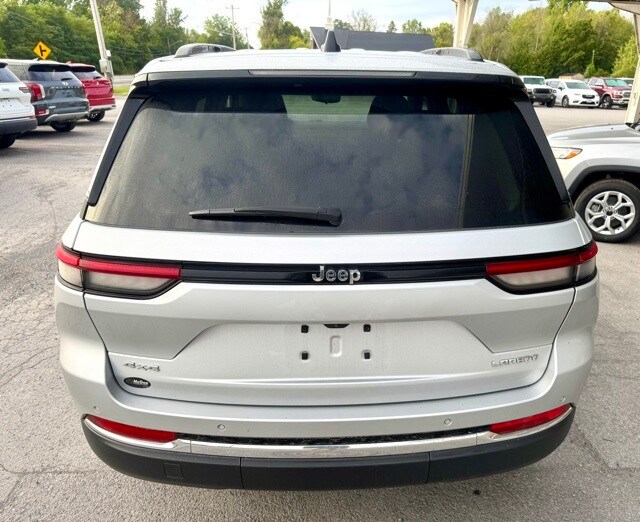 2022 Jeep Grand Cherokee Laredo photo 3