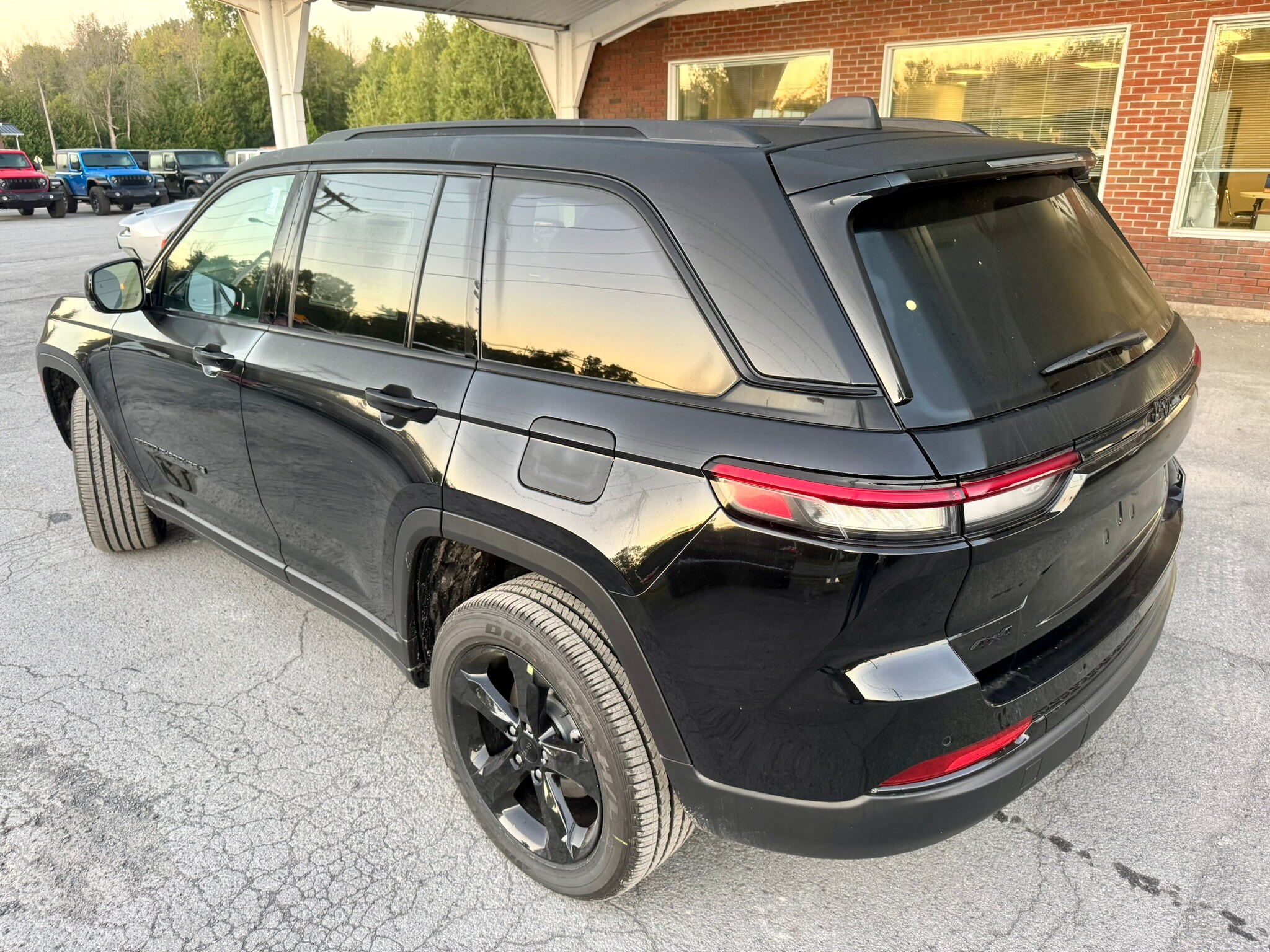 2025 Jeep Grand Cherokee Altitude photo 2