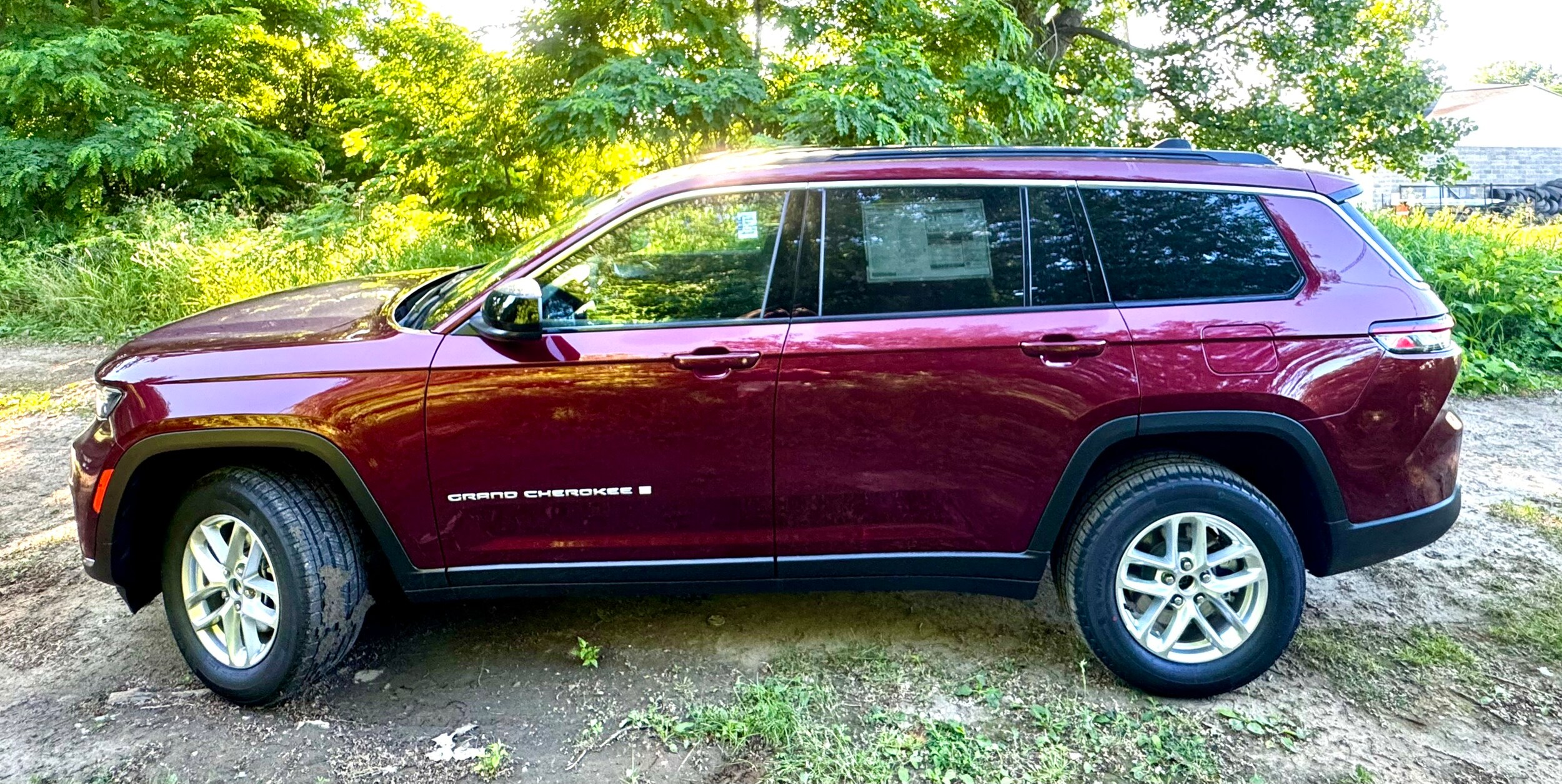 2025 Jeep Grand Cherokee Laredo photo 2