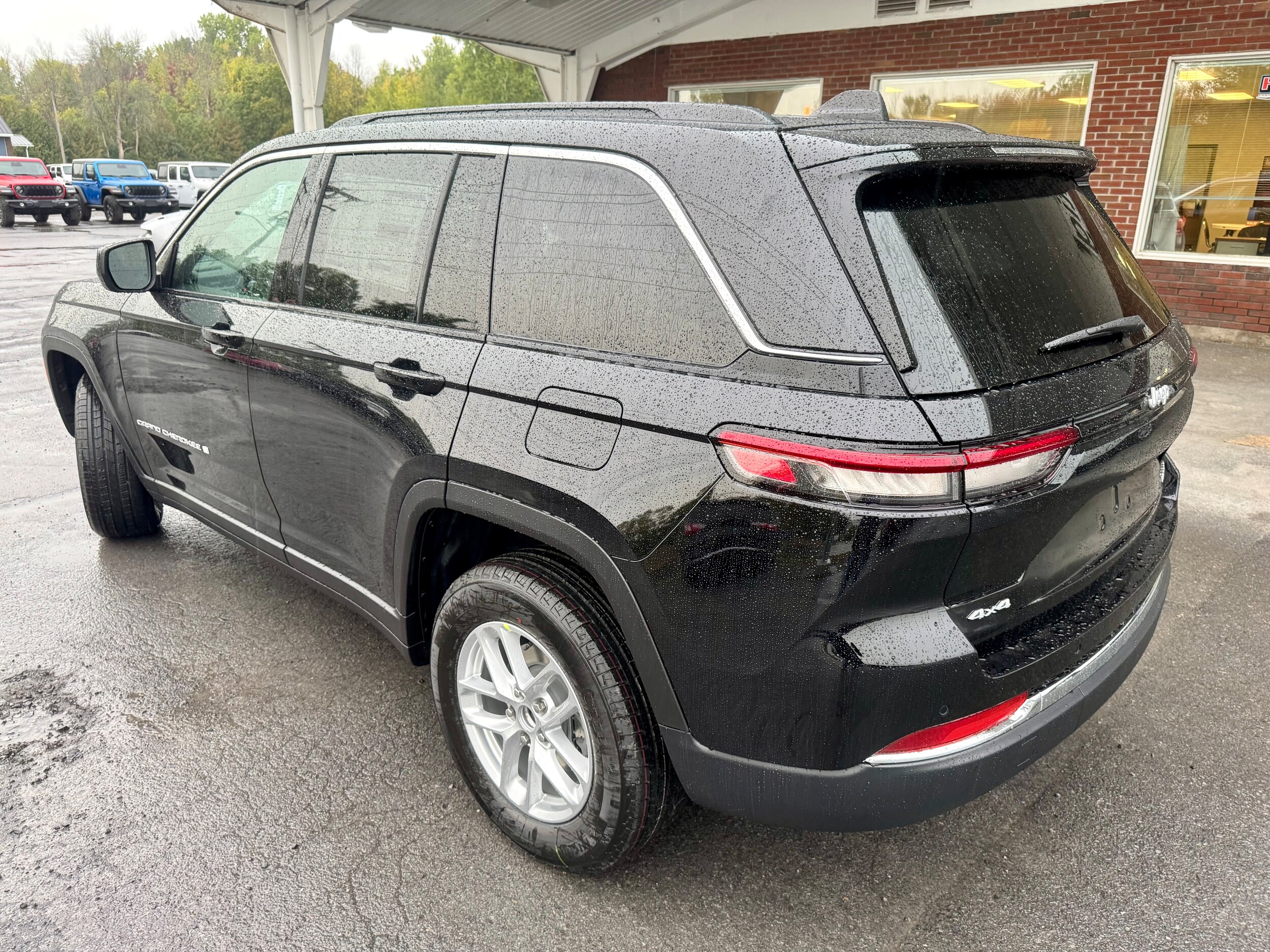 2025 Jeep Grand Cherokee Laredo photo 2