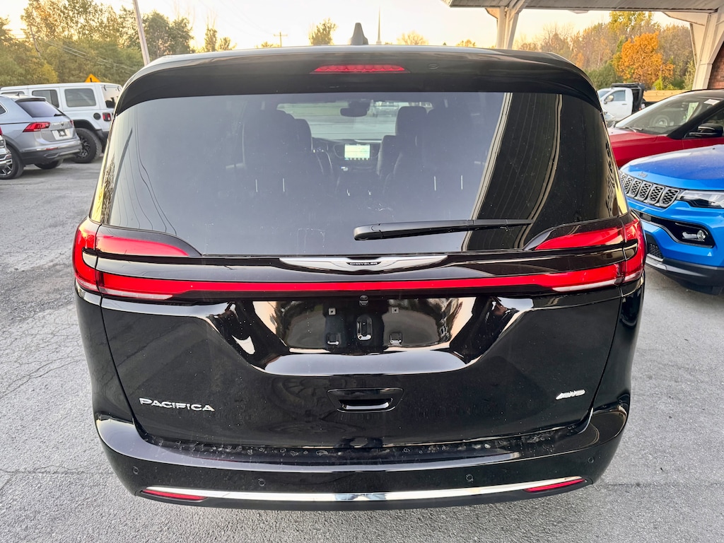 New 2026 Chrysler Pacifica SELECT AWD Passenger Van