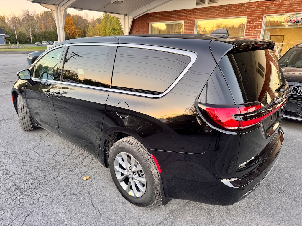 New 2026 Chrysler Pacifica SELECT AWD Passenger Van