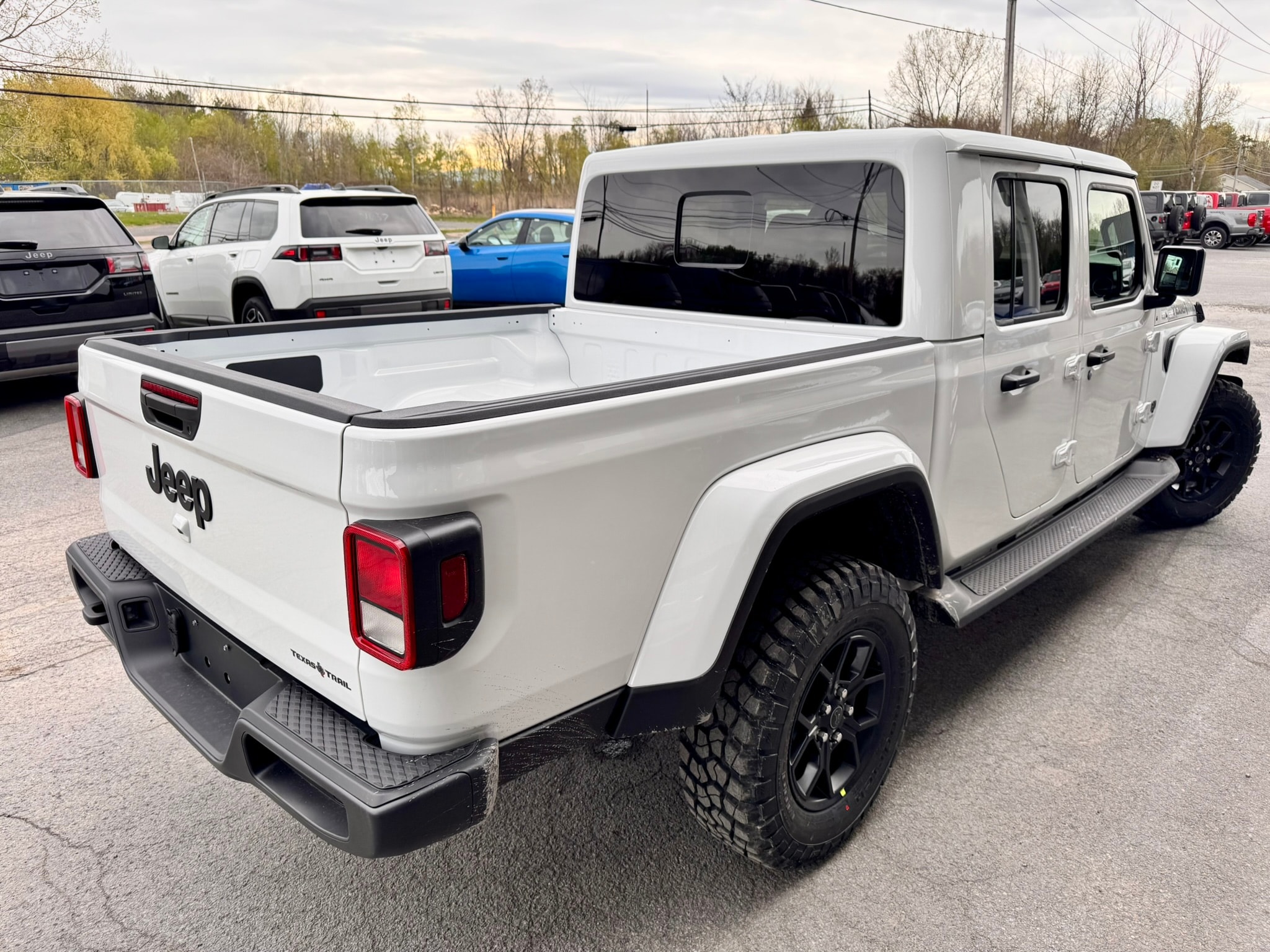 View vehicle photo 4