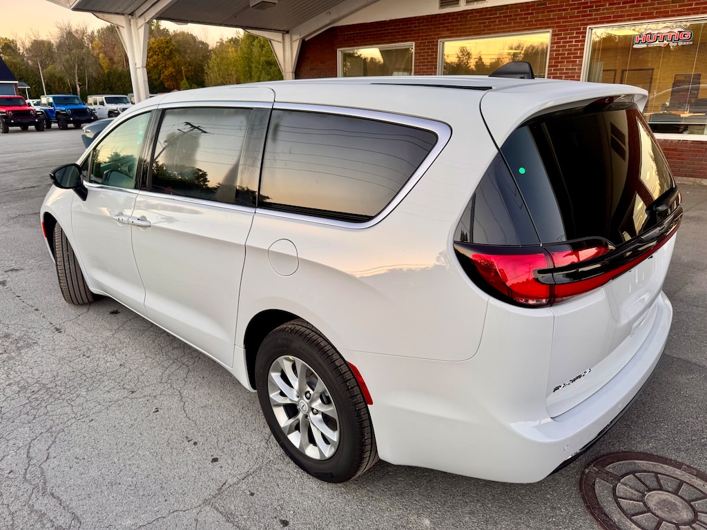 New 2026 Chrysler Pacifica SELECT AWD Passenger Van