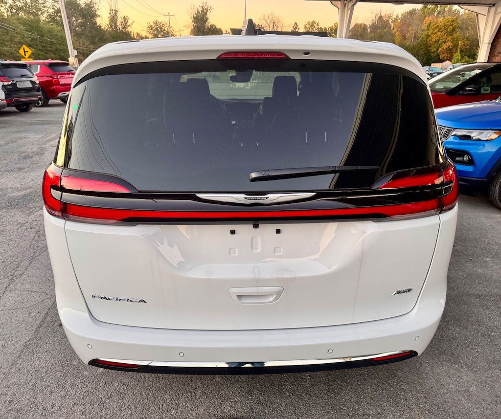 New 2026 Chrysler Pacifica SELECT AWD Passenger Van
