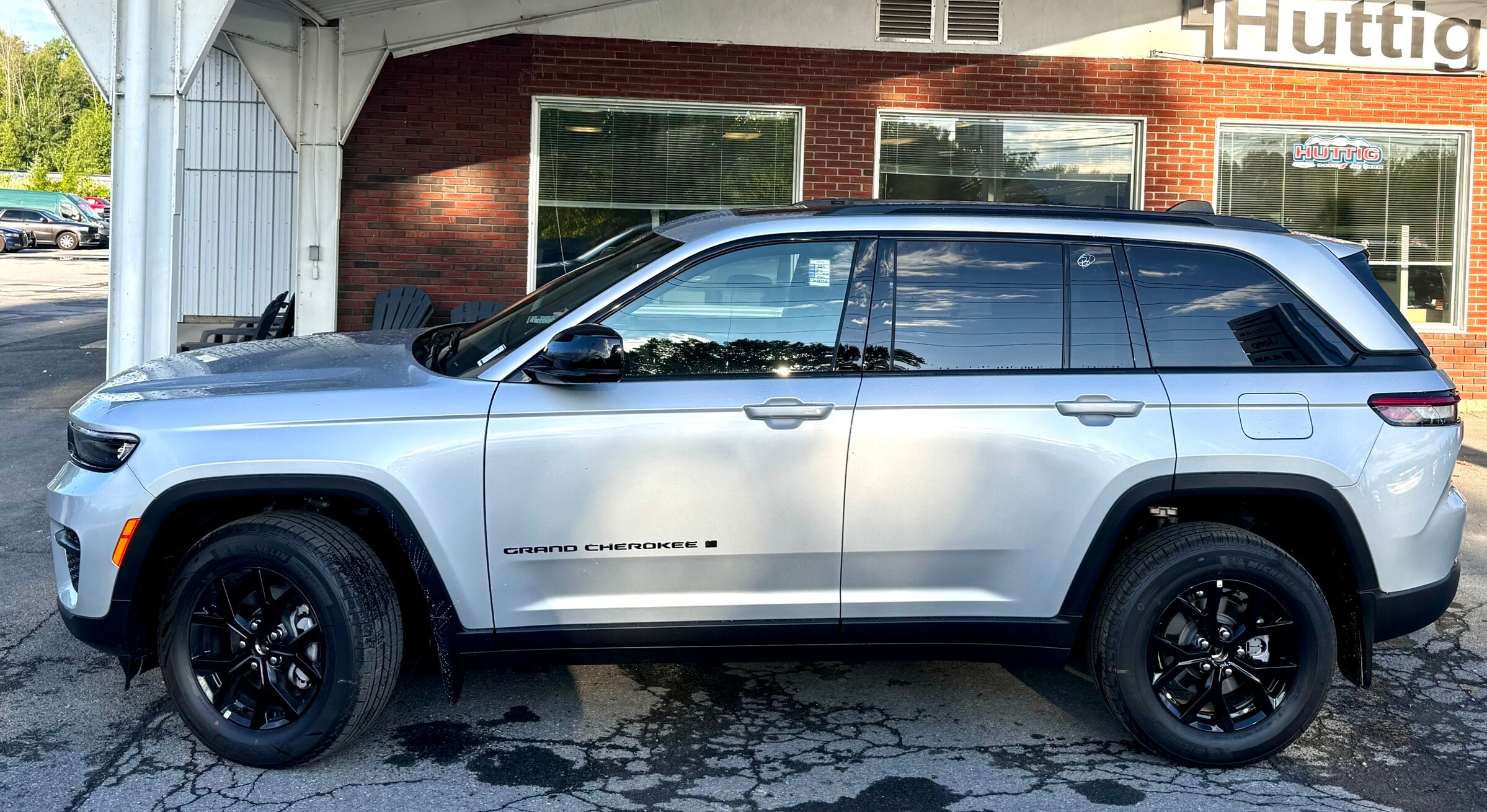 2025 Jeep Grand Cherokee Altitude photo 2
