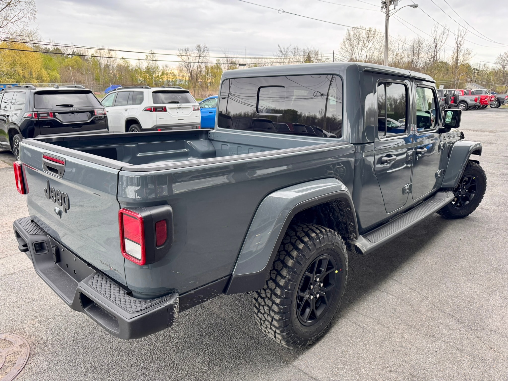 View vehicle photo 4