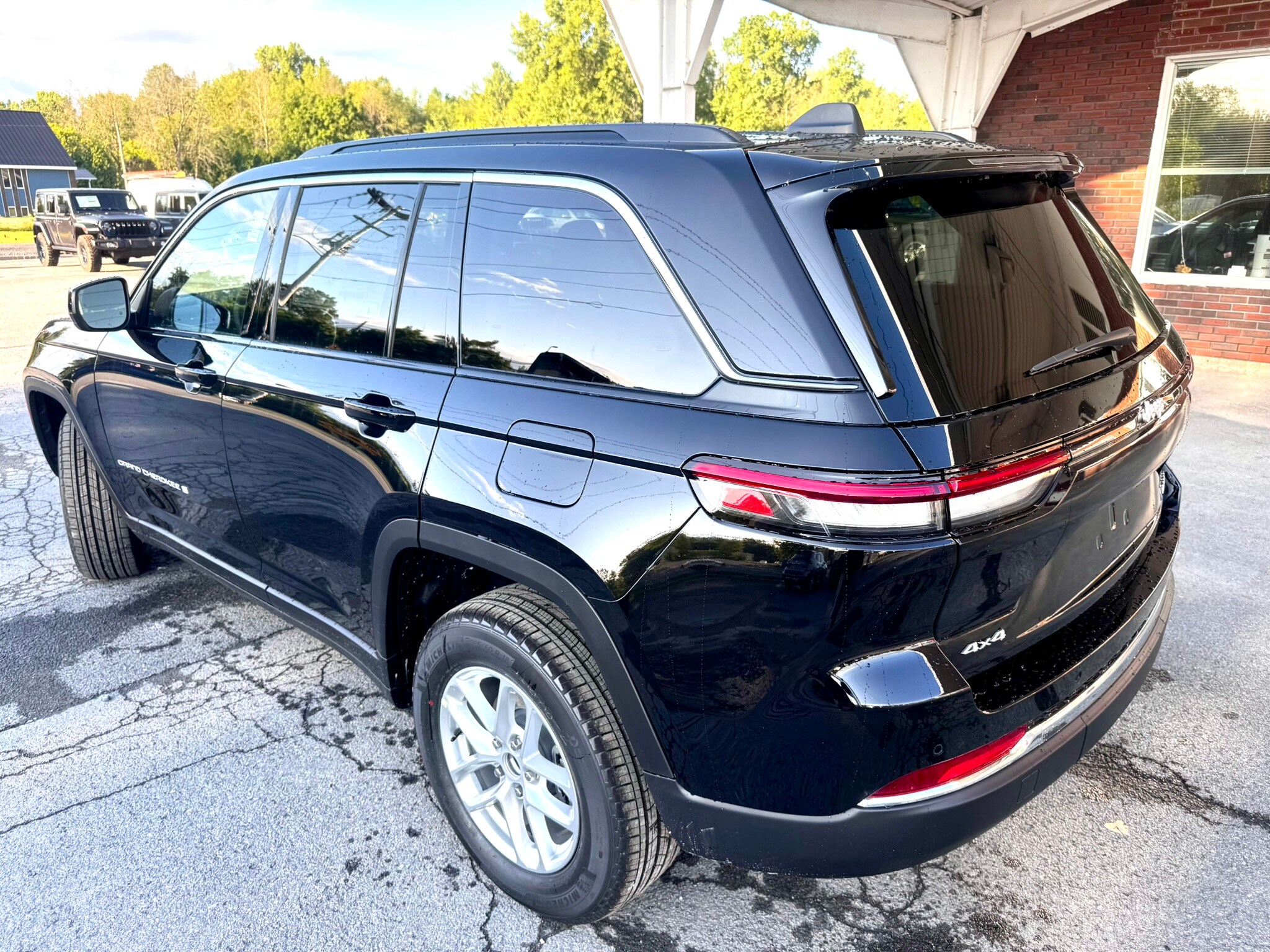 2025 Jeep Grand Cherokee Laredo photo 3