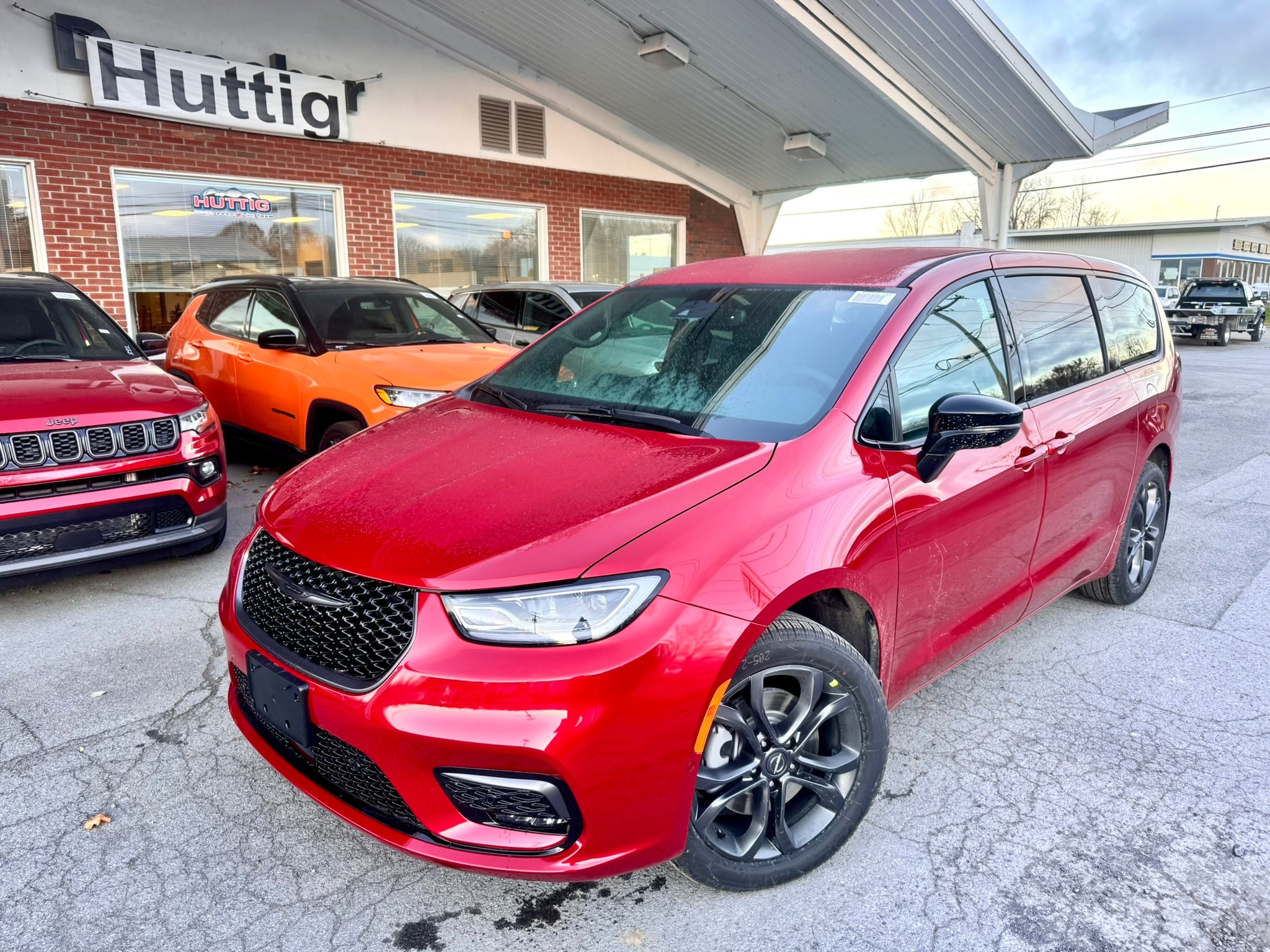 2026 Chrysler Pacifica Select's photo