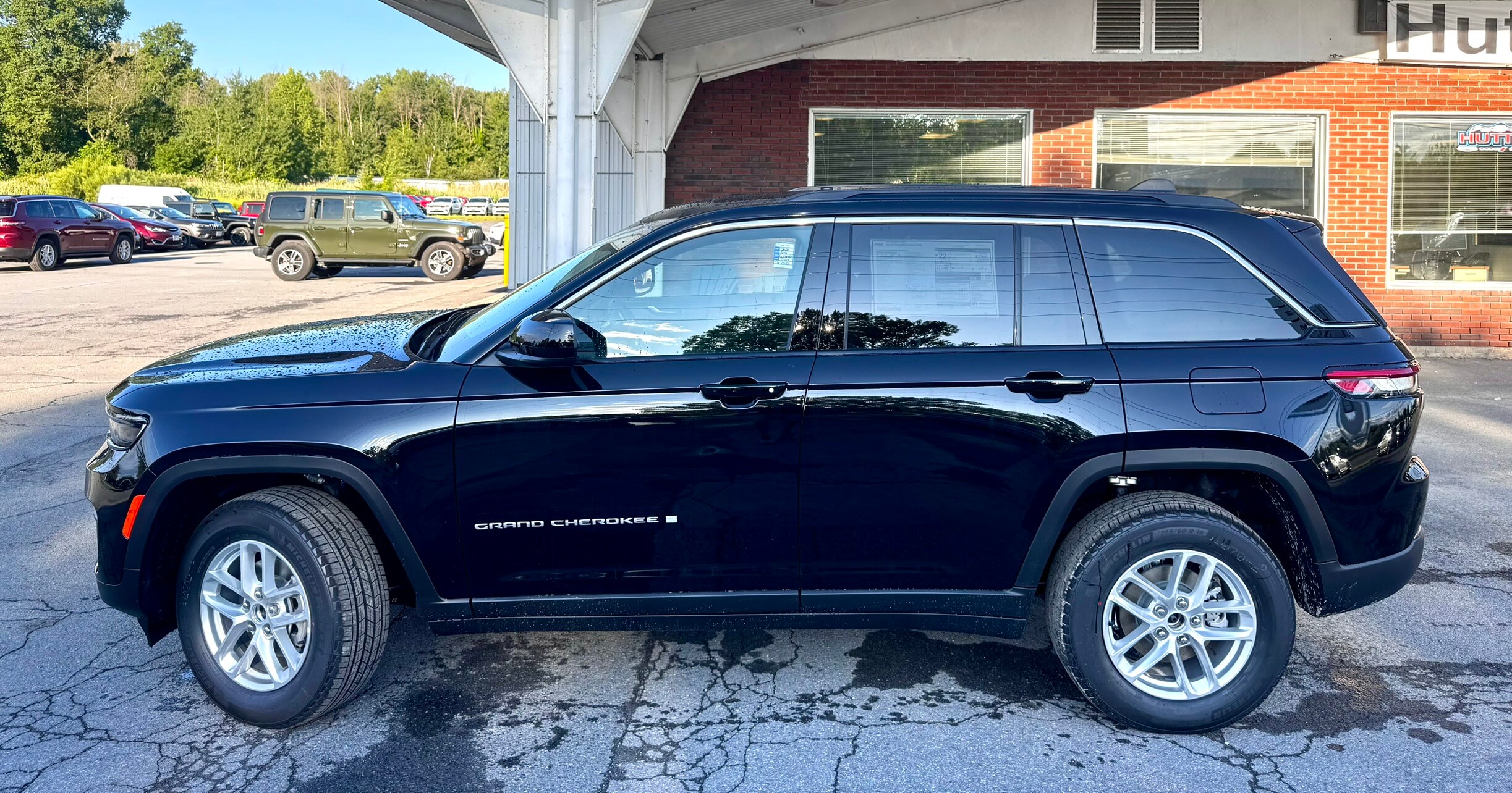 2025 Jeep Grand Cherokee Laredo photo 2