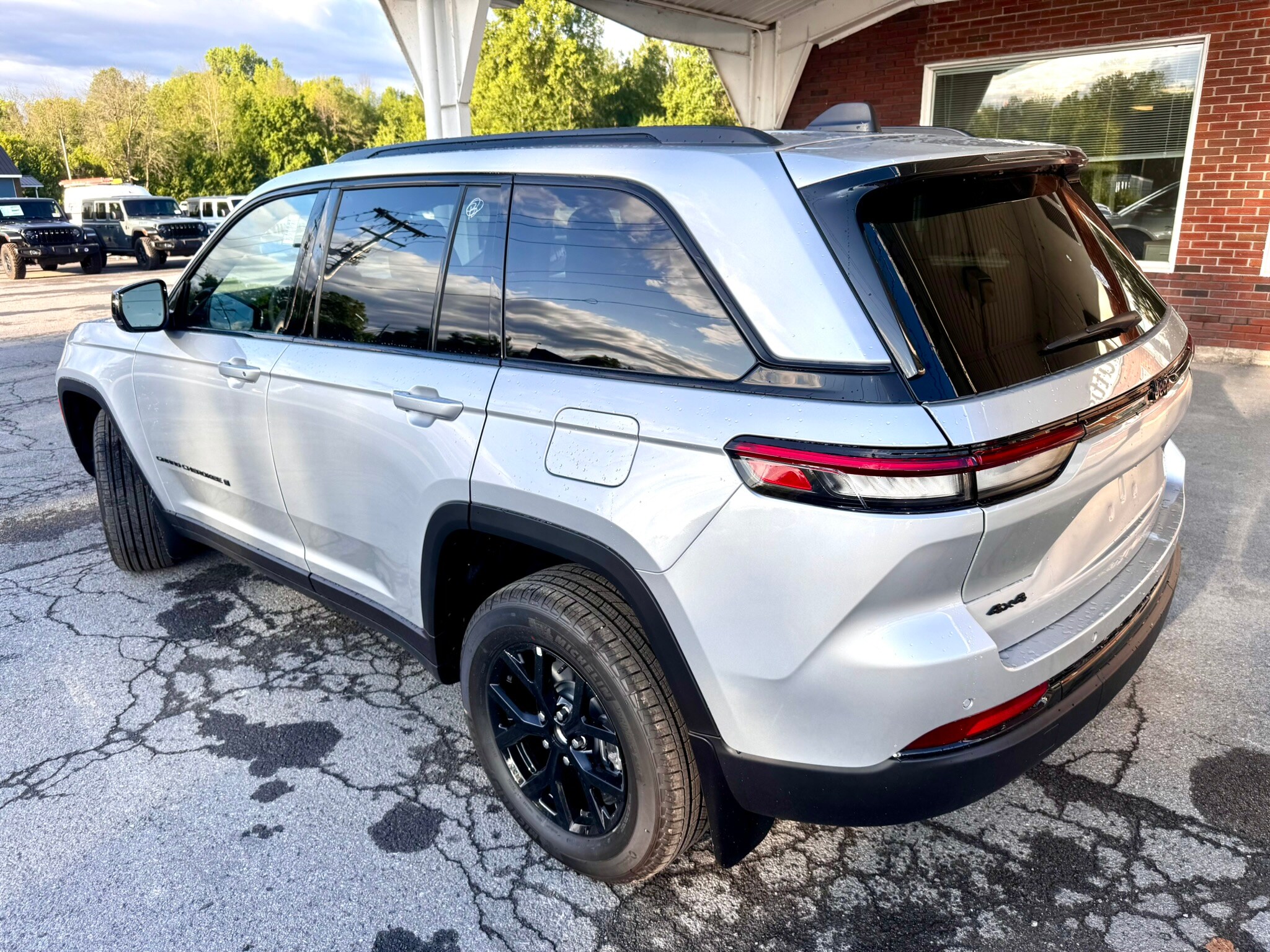 2025 Jeep Grand Cherokee Altitude photo 3