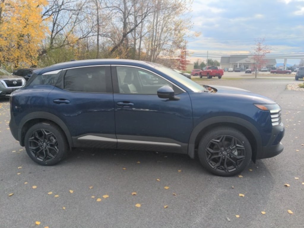 New 2025 Nissan Kicks SR SUV