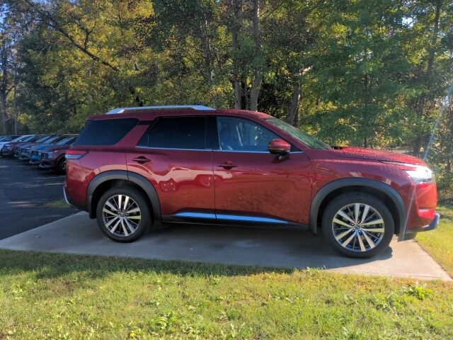 2022 Nissan Pathfinder Platinum photo 4