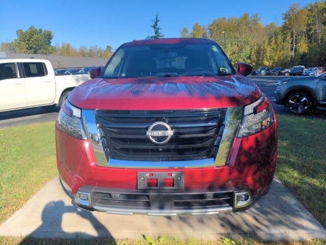 2022 Nissan Pathfinder Platinum photo 2