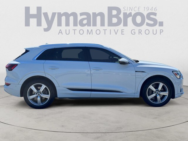 2019 Audi e-tron Premium Plus photo 2