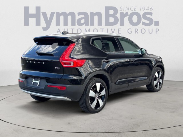 2021 Volvo XC40 T5 AWD Momentum photo 2