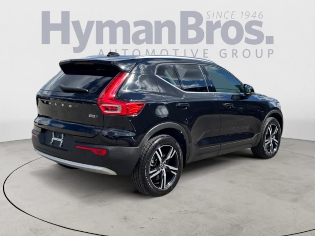 Used 2025 Volvo XC40 Core Bright Theme AWD Pano, Leather, Climate SUV