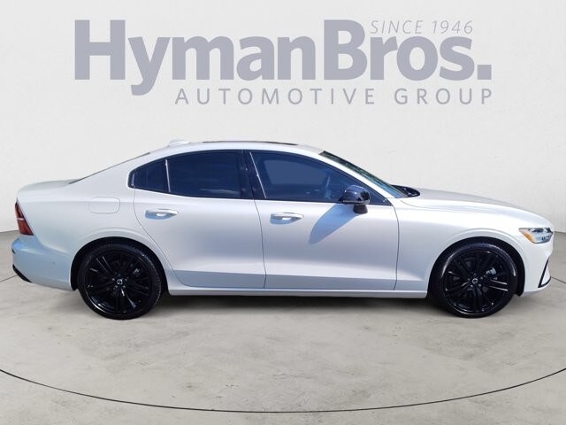 2024 Volvo S60 B5 AWD Plus Black Edition photo 2