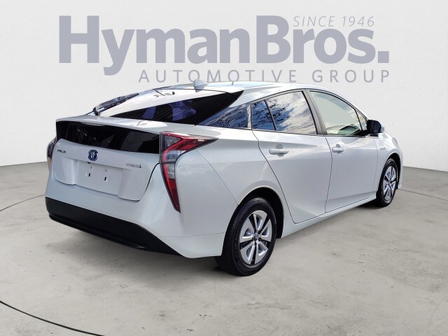 2016 Toyota Prius Three photo 3