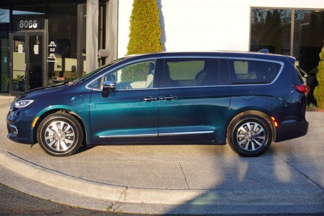 Used 2022 Chrysler Pacifica Hybrid Limited with VIN 2C4RC1S7XNR187873 for sale in Midlothian, VA