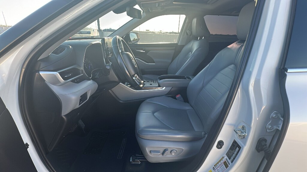 Used 2021 Toyota Highlander Hybrid XLE Hybrid XLE FWD