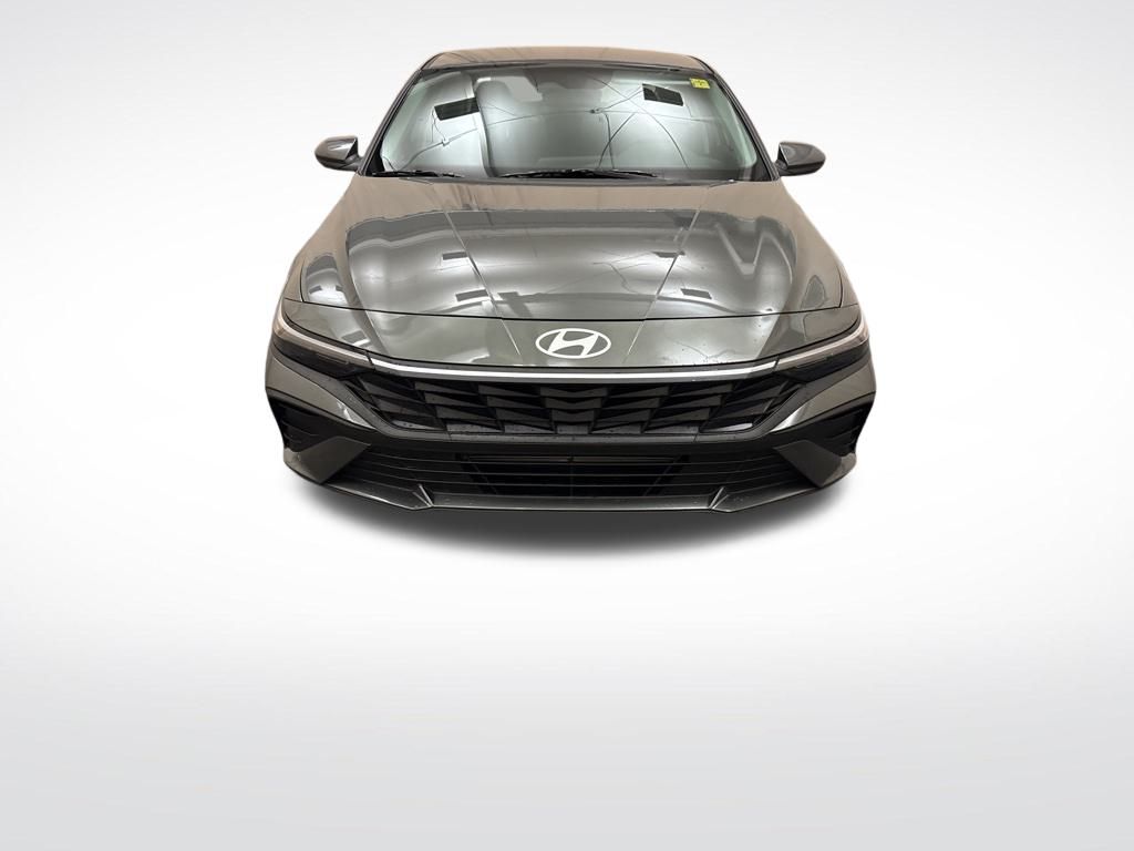 2025 Hyundai Elantra SE photo 2