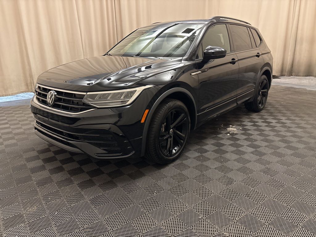 2024 Volkswagen Tiguan SE R-LINE BLACK's photo