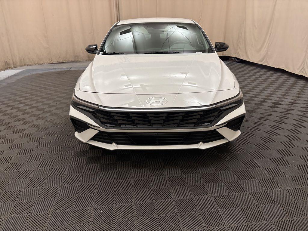 2025 Hyundai Elantra SEL Sport photo 2