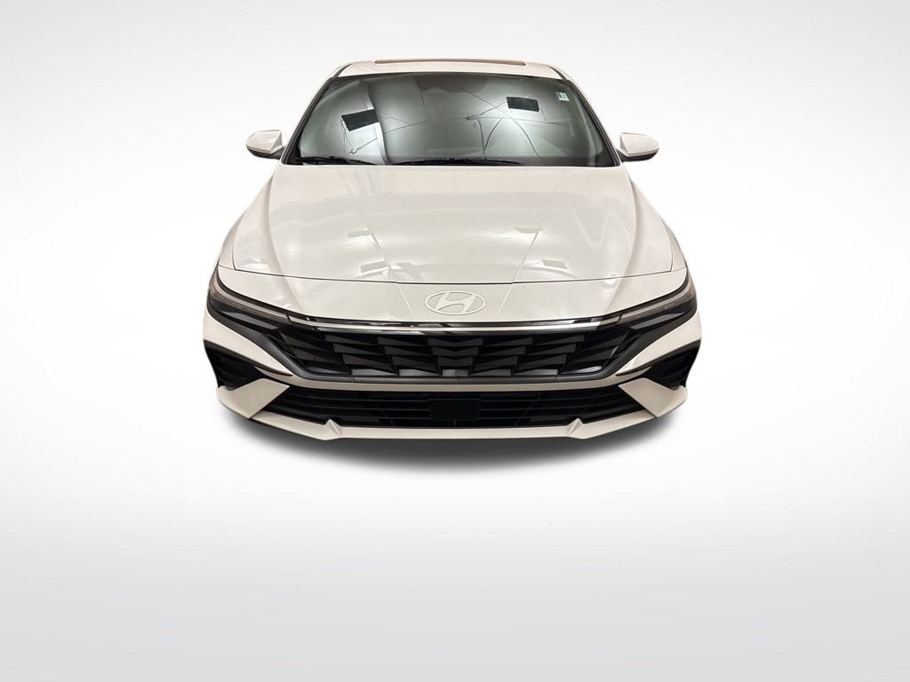 2024 Hyundai Elantra SEL photo 2