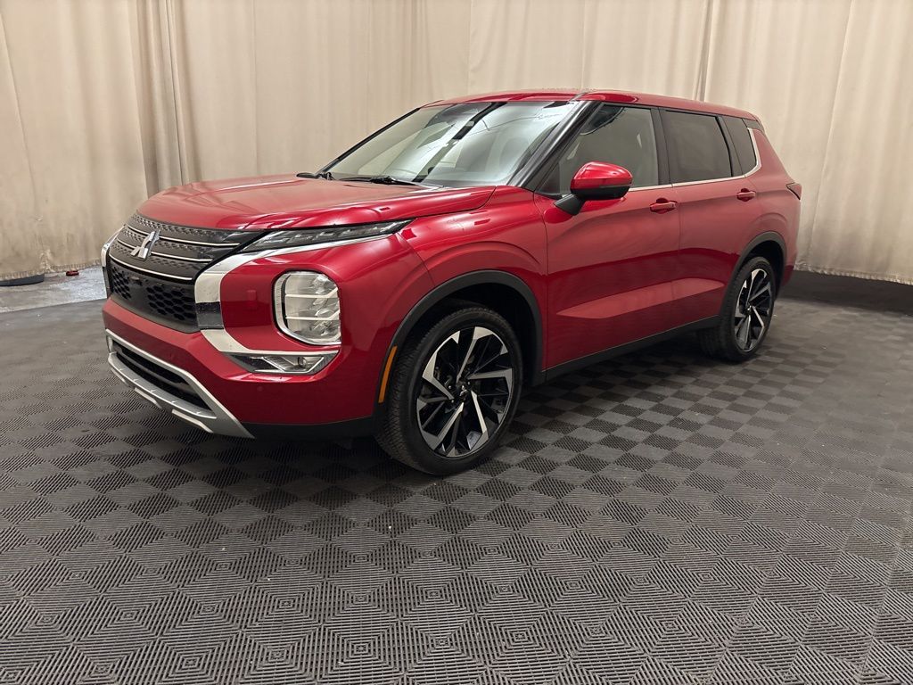 2024 Mitsubishi Outlander SE's photo