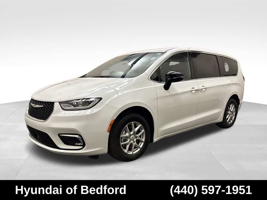 2025 Chrysler Pacifica Select's photo
