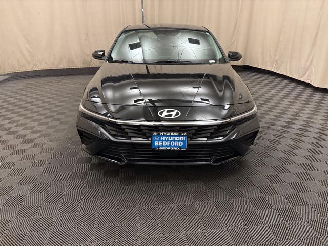 2025 Hyundai Elantra Limited photo 2