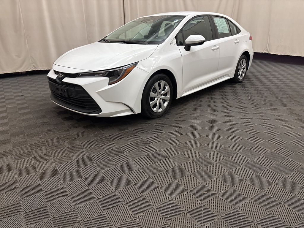 2024 Toyota Corolla LE's photo