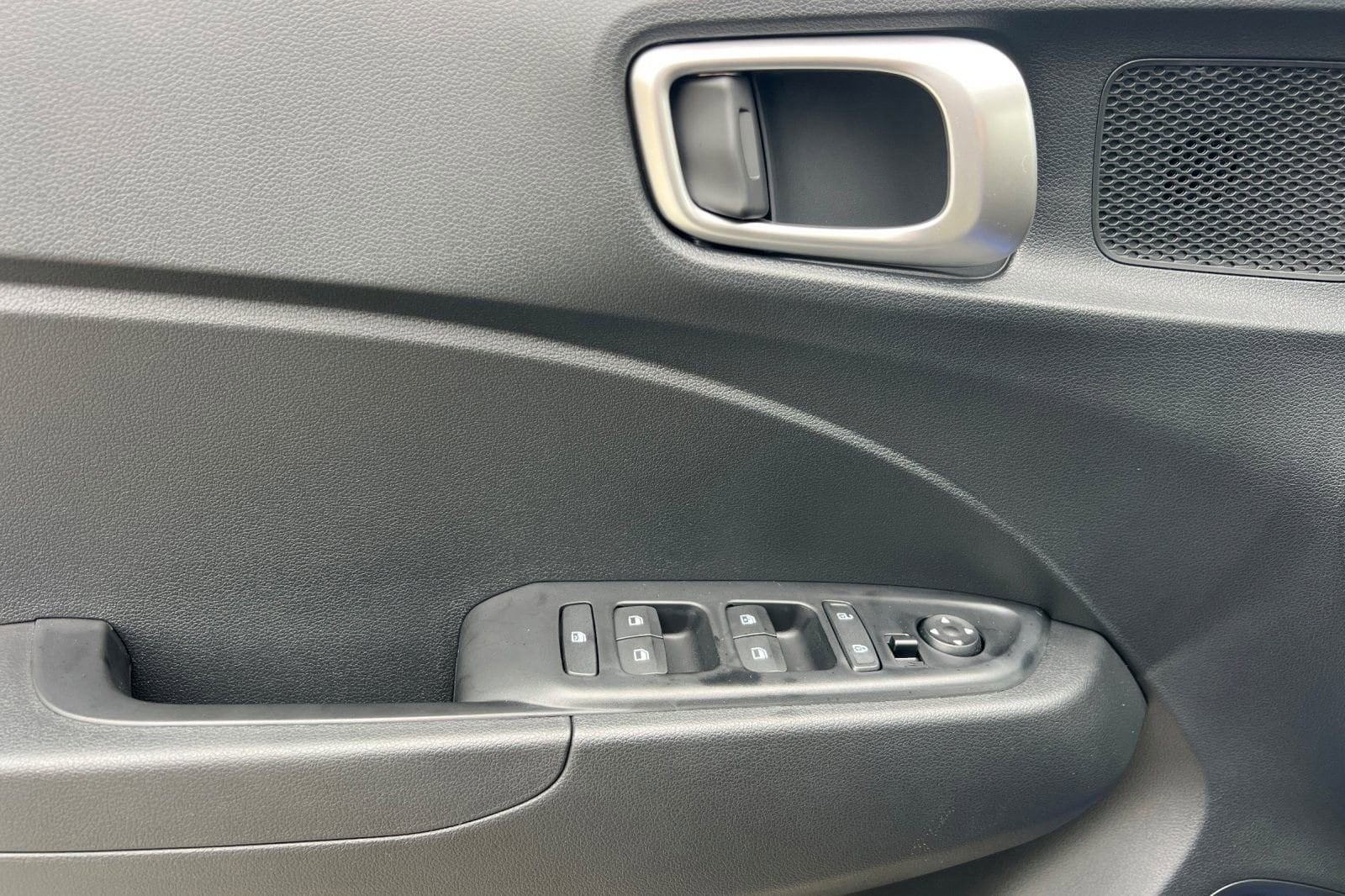 2025 Hyundai Venue SEL - Photo 11