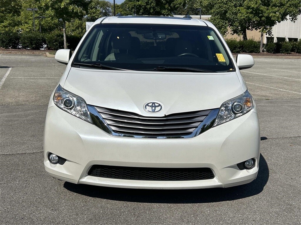 2015 Toyota Sienna XLE Premium photo 2