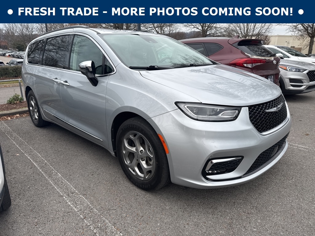 2023 Chrysler Pacifica Limited's photo