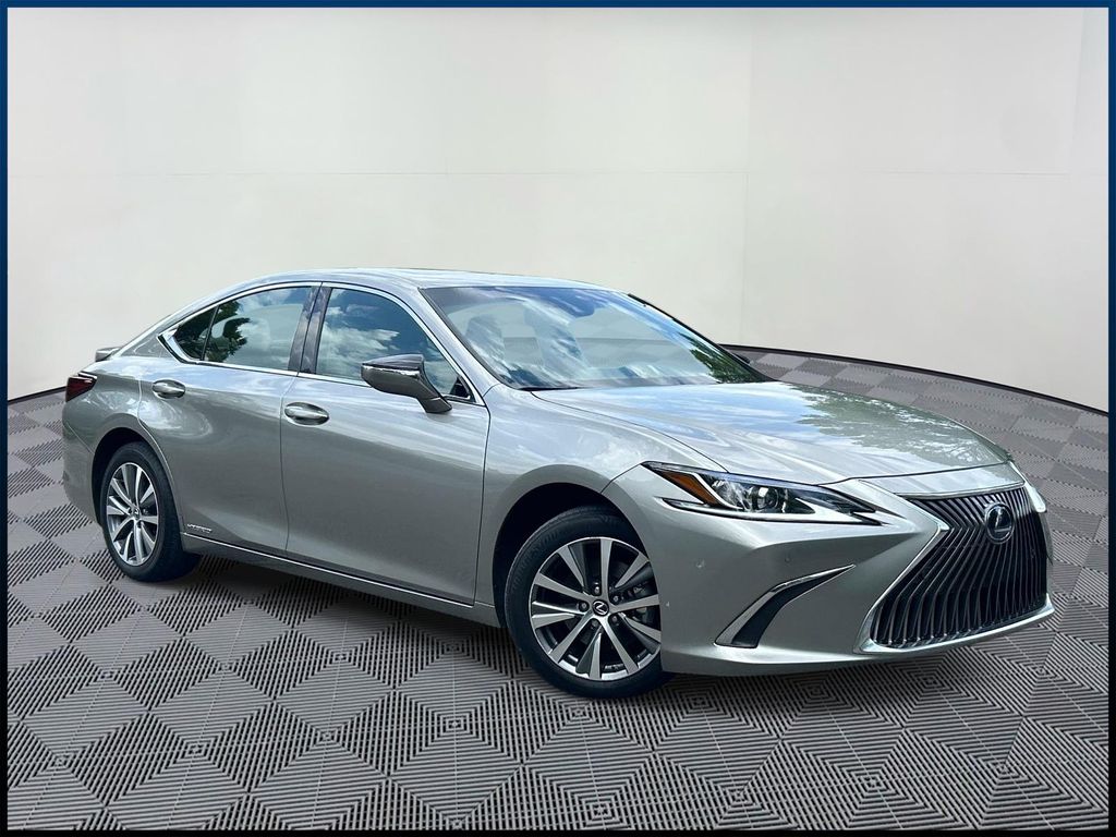 2020 Lexus ES 300h 300h's photo