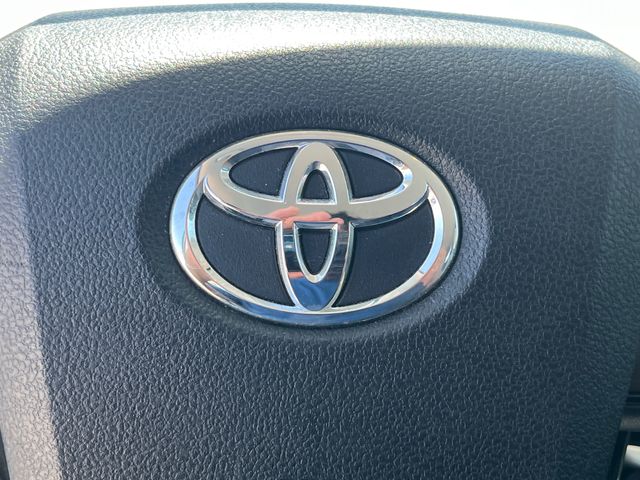 2022 Toyota Prius L Eco - Photo 17