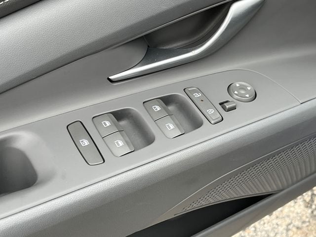 2025 Hyundai Elantra SEL - Photo 12
