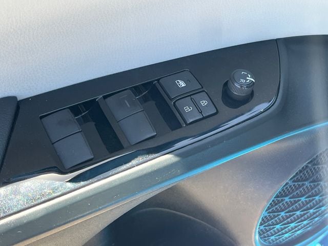 2022 Toyota Prius L Eco - Photo 12