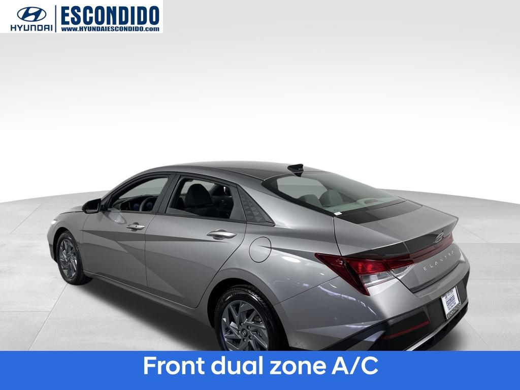 2024 Hyundai Elantra SEL photo 2