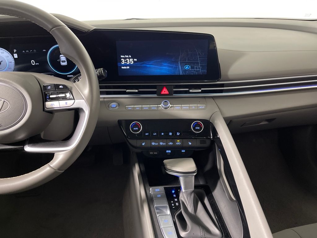 2025 Hyundai Elantra SEL - Photo 16