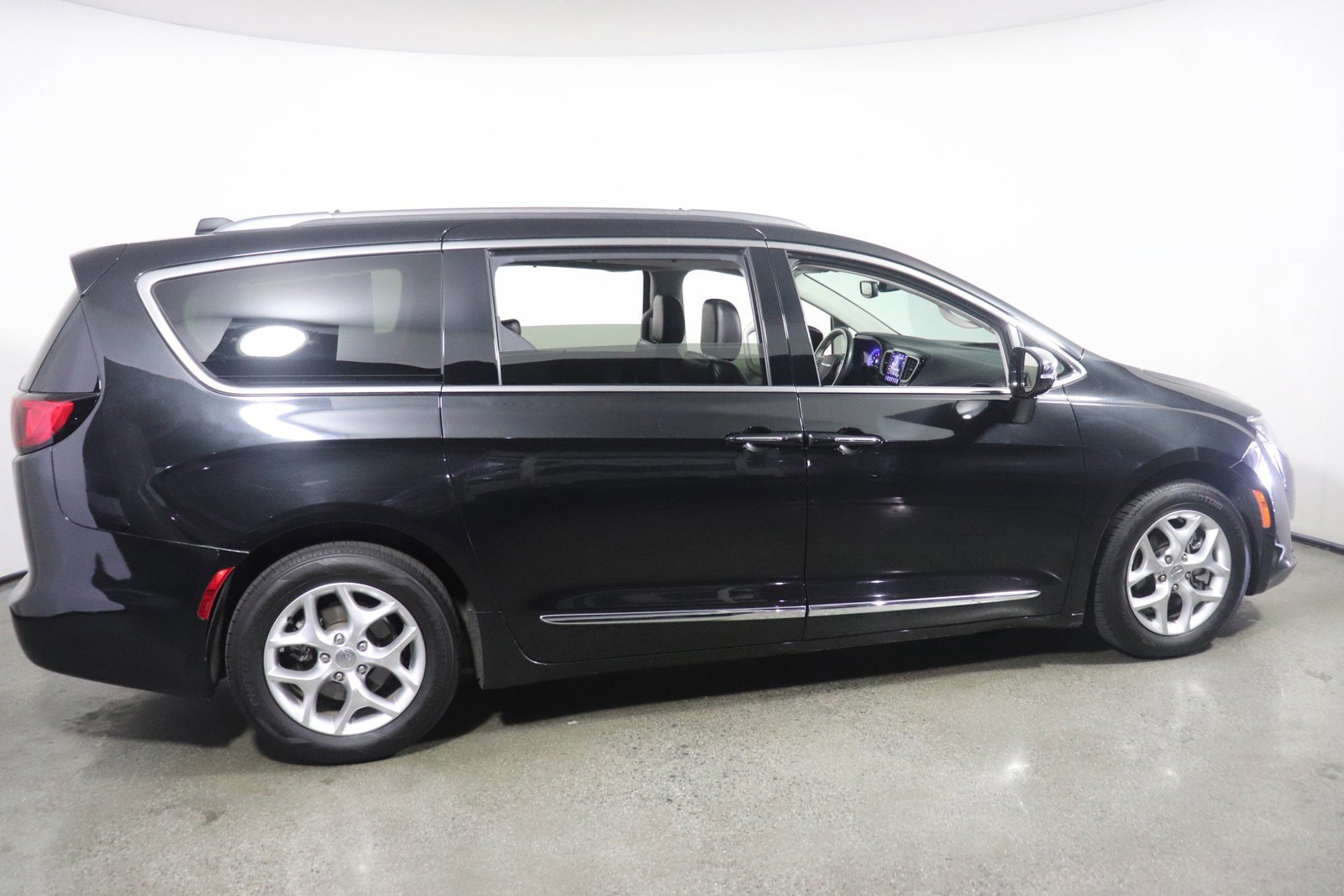 Used 2020 Chrysler Pacifica Limited with VIN 2C4RC1GGXLR192268 for sale in Escondido, CA