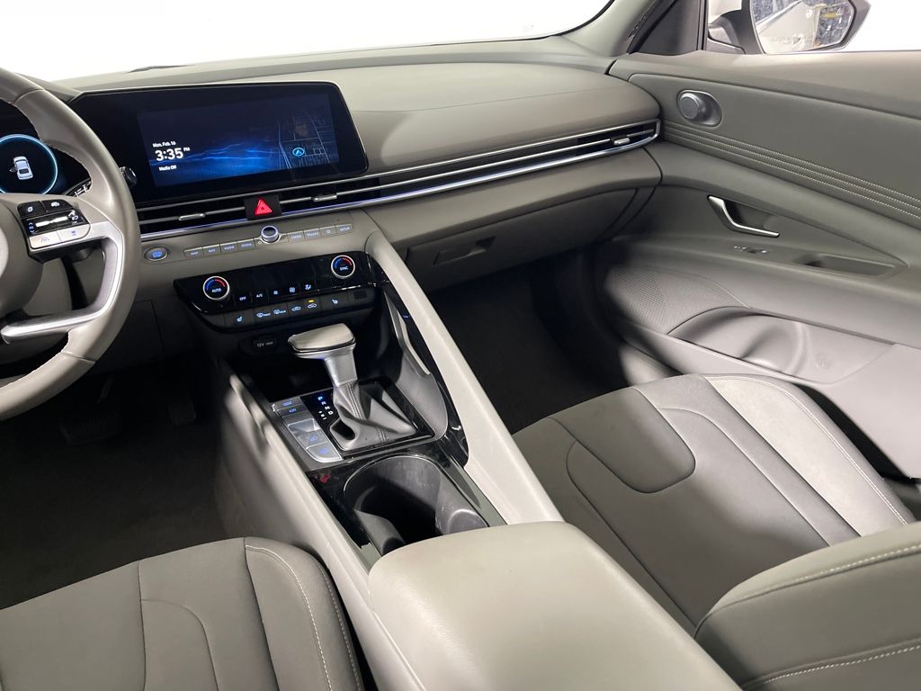 2025 Hyundai Elantra SEL - Photo 17