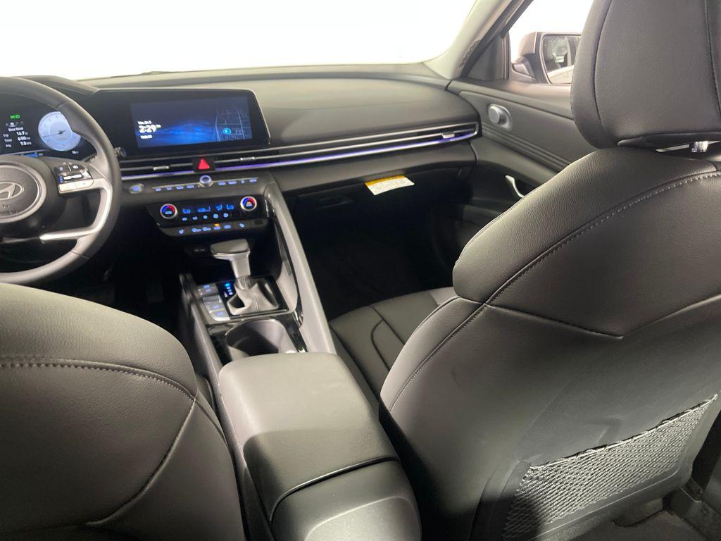 2026 Hyundai Elantra Limited - Photo 17