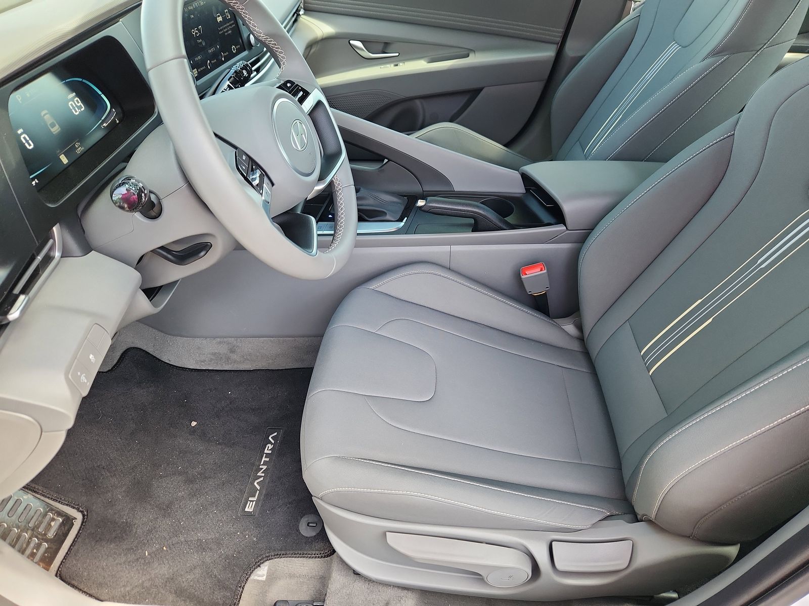 2025 Hyundai Elantra SEL - Photo 10