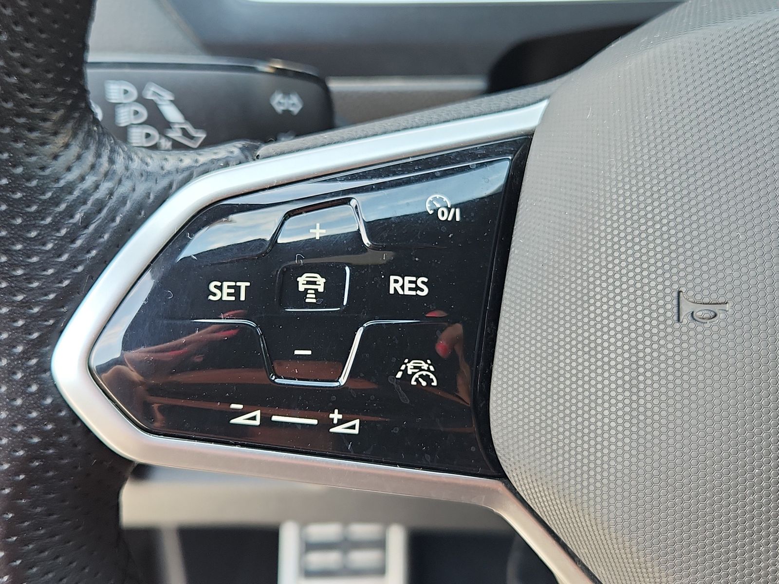 2023 Volkswagen Tiguan SEL R-LINE - Photo 18