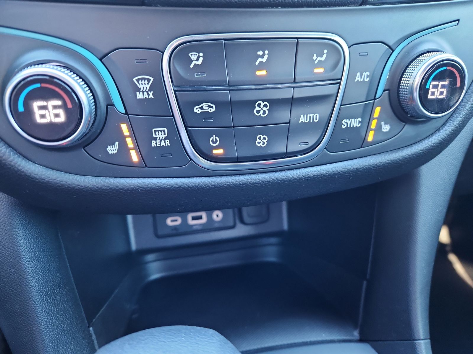 2022 Chevrolet Equinox RS - Photo 24