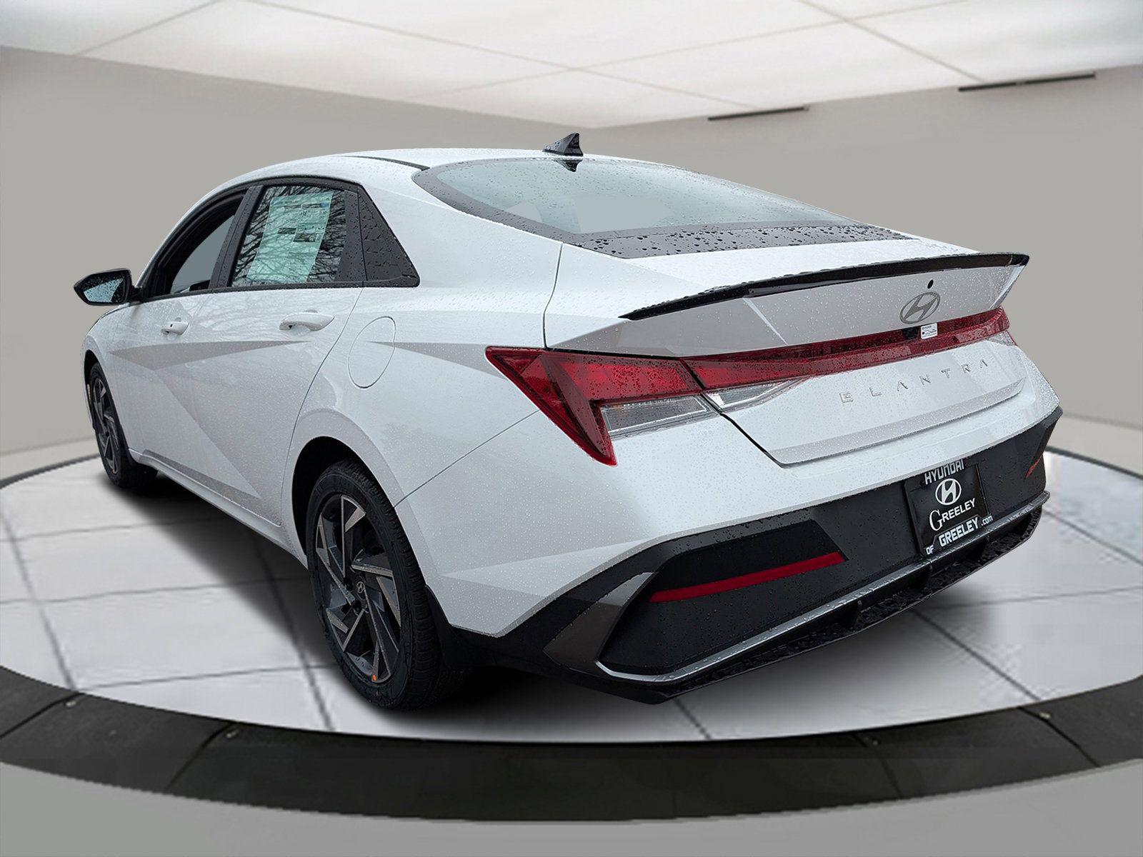 2025 Hyundai Elantra SEL Sport photo 3